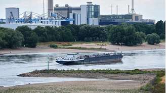 Imagem de arquivo. Um navio-tanque, com pouca carga, navega pelo rio Reno — uma via de grande importância econômica — em um cenário de nível baixo das águas, decorrente de uma onda de calor e de uma seca prolongada, em Düsseldorf, Alemanha, na quarta-feira, 5 de agosto de 2026.