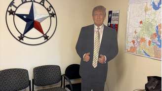 Uma réplica de papelão em tamanho real do presidente americano Donald Trump nas instalações do Partido Republicano de Denton.