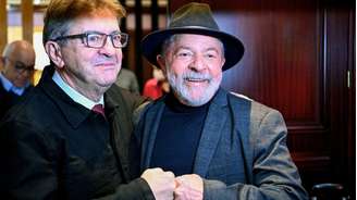 Imagem de arquivo. O líder do partido francês Insumisa (radical), Jean-Luc Mélenchon (izq.), saúda o presidente do Brasil Luiz Inácio Lula da Silva antes de reunião em Paris, em 17 de novembro de 2021