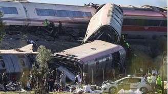 Um trem de alta velocidade bateu em outro que estava parado nos trilhos