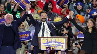 O então candidato a prefeito de Nova York, Zohran Mamdani (ao centro), o senador Bernie Sanders e a deputada Alexandria Ocasio-Cortez ao final de uma ação de campanha no Queens, em 2025.