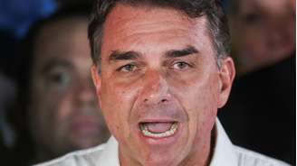 Close de Flavio Bolsonaro falando 