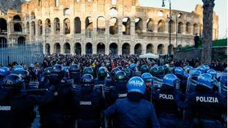 Manifestantes reunidos em frente ao Coliseu, em Roma, em 25 de outubro de 2026.