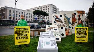 Ativistas do Greenpeace manifestam-se em frente à sede da FAO, durante a Conferência das Nações Unidas sobre a Biodiversidade, na Itália, em fevereiro de 2025.