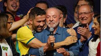 O deputado federal André Janones estava ao lado de Lula em seu primeiro discurso após a reeleição.