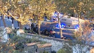 Furgões da gendarmaria estacionados na rue de Charenton, perto da Porte de Charenton, no 12º distrito de Paris, onde houve confrontos entre a polícia e os manifestantes.