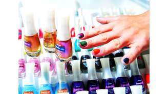Novas cores, efeitos inusitados, texturas e produtos para nail art dominam os lançamentos de verão