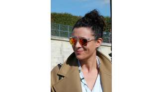 A blogueira Garance Doré escolheu óculos com lentes espelhadas em tons de amarelo e laranja 