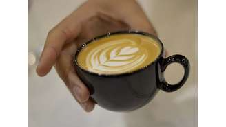 Baristas especialistas em Latte Art ensinam como fazer desenhos com leite vaporizado durante feira de café