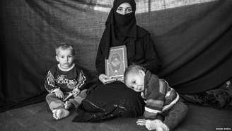 Iman, 25 anos, carregou apenas seu filho Ahmed, sua filha Aisha e o Corão ao fugir de casa em Aleppo. No campo de Nizip, em território turco, ela conta que o livro sagrado dos muçulmanos lhe oferece proteção