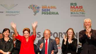 A presidente Dilma acena ao lado de Tarso Genro, Maria do Rosário e José Fortunati em Porto Alegre