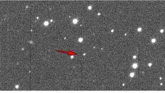 <p>Imagem divulgada pela Nasa mostra movimentação do asteroide 2013 MZ5 (indicado pela seta) com um conjunto de estrelas ao fundo</p>