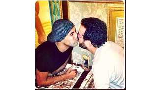 <p>Emerson publicou foto em que beija amigo no Instagram</p>