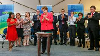 Presidente Dilma Rousseff durante cerimônia de sanção da MP 615, no núcleo de apoio aos taxistas, em Brasília