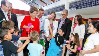 Dilma recebe flores de crianças durante inauguração de escola infantil em Novo Hamburgo (RS)