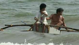 Pescadores estão utilizando geladeiras como barcos nas Filipinas