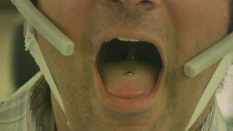 O piercing do tamanho de um feijão produz um campo magnético que muda quando a língua se movimenta