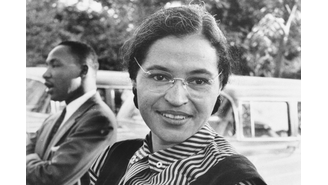 Rosa Parks, com Martin Luther King em segundo plano, em Montgomery, Alabama, em 1955