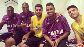 <p>Adriano posa para fotos com novos companheiros de clube</p>