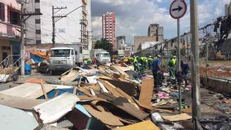 Dependentes químicos removem barracos junto a funcionários da prefeitura, na região da Cracolândia