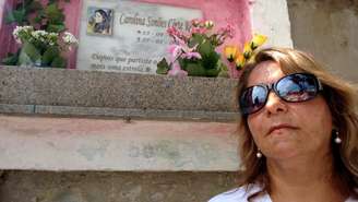 No Cemitério Municipal de Santa Maria, Clarice relembra a perda da filha, Carolina
