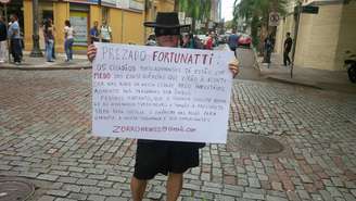 <p>"Zorro" foi às ruas de Porto Alegre alertar sobre protestos em meio à greve que afeta o transporte público</p>