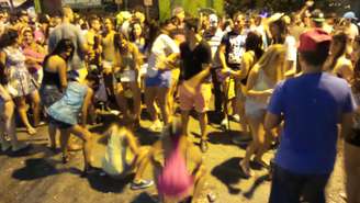 <p>Adultos e crianças dançam funk no Carnaval de SP</p>