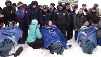 Tripulação foi resgatada em meio à neve, após aterrissar no Cazaquistão