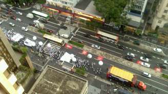 Enfermeiros percorrem a avenida Paulista em protesto que pede a redução da jornada de trabalho para a categoria