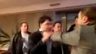 <p>O parlamentar Igor Miroshnynchenko agarrou Panteleymonovo pelo pescoço, dando início às agressões</p>