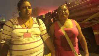 <p>As moradoras Maria Aurides Menezes, 29, e Adenilda de Jesus Santos, 55, que perderam os barracos no incêndio da favela</p>