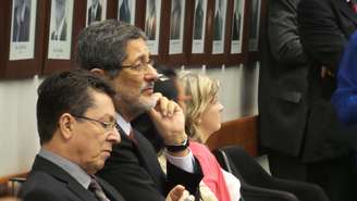 <p>O ex-presidente da Petrobras José Sérgio Gabrielli (com a mão no queixo) foi convidado a falar na Câmara</p>