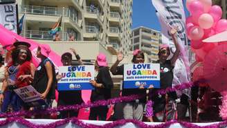 Manifestantes protestam na Cidade do Cabo contra lei que criminaliza homossexualidade em Uganda 