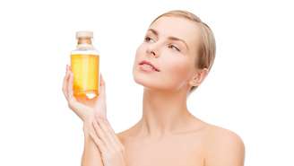Muito utilizado em prol da beleza dos cabelos,  o óleo de argan pode ser uma boa opção para as mulheres que desejam manter a pele firme hidratada