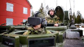 Soldado norueguês usando o Oculus Rift no tanque