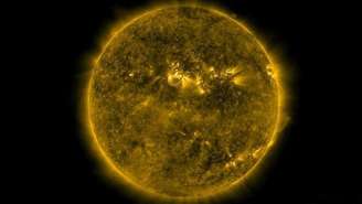 <p>A rotação natural do Sol expele partículas que viajam a uma velocidade entre 400km e 800km por segundo</p>