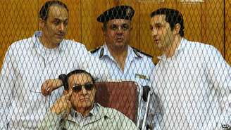 Hosni Mubarak e filhos foram condenados por se apropriar de US$ 17,5 milhões