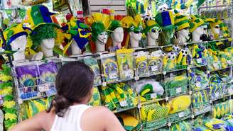 A Copa do Mundo mudou a paisagem do Saara, tradicional comércio popular do Rio de Janeiro: tem taça gigante, invasão de Fulecos, canetas para o corpo, tudo com preços para todos os gostos e bolsos de torcedores; veja fotos 