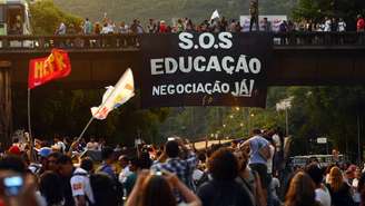 <p>Professores bloquearam vias em protesto na quinta-feira</p>