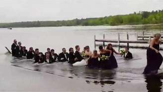 Padrinhos foram parar dentro do lago depois de um píer desabar com todos