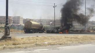<p>Veículo das forças de segurança iraquianas em chamas, durante confrontos entre as forças iraquianas e a Al-Qaeda em Mossul, nesta terça0feira, 10 de junho</p>