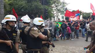 Manifestantes e policiais entram em confronto em BH