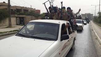 <p>Militantes do EIIL celebram em veículos tomados do exército iraquiano a tomada de cidades no país</p>
