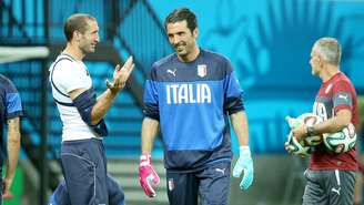 <p>Gianluigi Buffon pode desfalcar itália na estreia da Copa do Mundo</p>