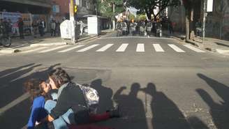 <p>Mulheres se beijam durante protesto em Porto Alegre</p>