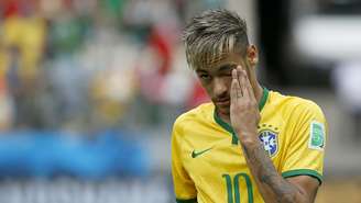 Torcida na Arena Castelão canta o hino até o fim e Neymar se emociona