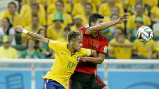 <p>Neymar é marcado por Rodríguez em partida contra o México</p>