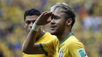 Neymar comemora com a torcida o primeiro gol na partida contra Camarões