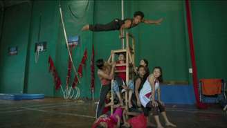 <p>Um dos jovens, Bijaya Limbu, conta que, como ele, as crianças eram obrigadas a passar a maior parte do dia fazendo acrobacias, sob pena de apanhar</p>