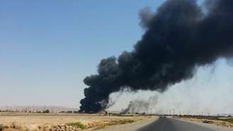 <p>Forças iraquianas estão combatendo insurgentes sunitas em lugares como refinarias</p>